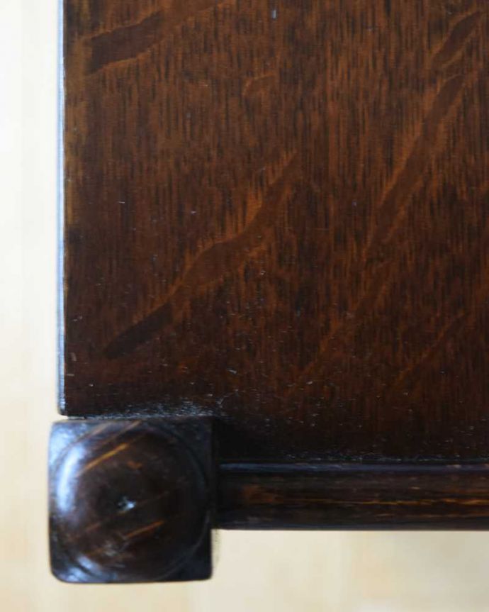 アンティークのワゴン・トローリー アンティーク家具 どこでも使えるアンティーク家具、英国らしいツイスト脚のワゴン(トロリー)。近づいてみると・・・修復にもいろんな方法がありますが、Handleでは塗装にこだわって古い塗装を剥離して再塗装していますのでピカピカです。(k-2233-f)