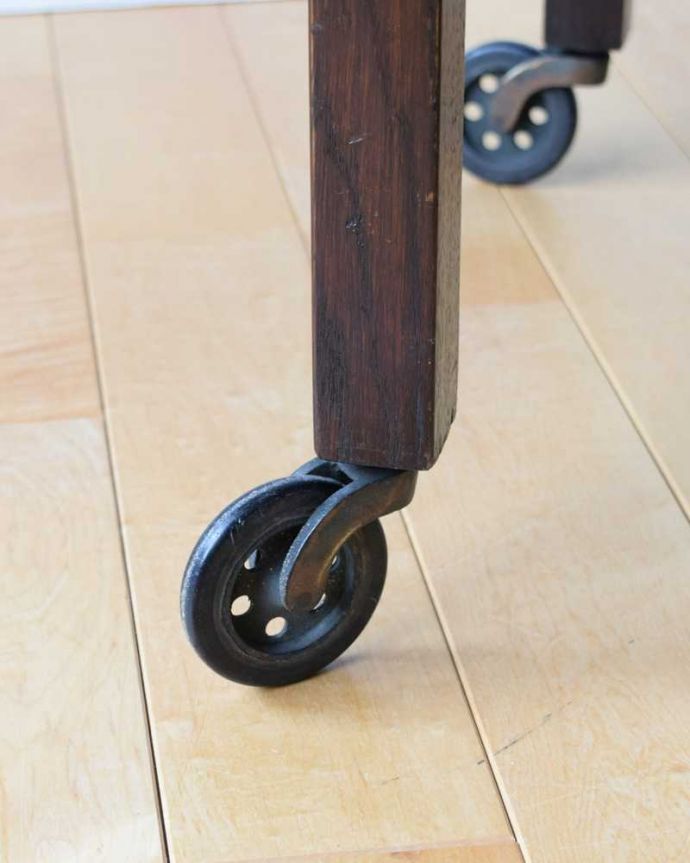 アンティークのワゴン・トローリー アンティーク家具 どこでも使えるアンティーク家具、英国らしいツイスト脚のワゴン(トロリー)。ちゃんと動きます脚先にはキャスターが。(k-2233-f)