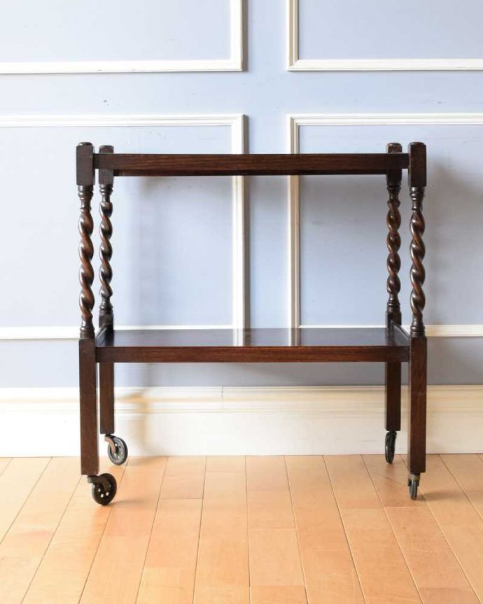 アンティークのワゴン・トローリー アンティーク家具 どこでも使えるアンティーク家具、英国らしいツイスト脚のワゴン(トロリー)。キッチンだけじゃもったいない!アンティークのワゴンはデザインもキレイなので、キッチン用として使うだけじゃなく、家具としていろいろ使えます。(k-2233-f)