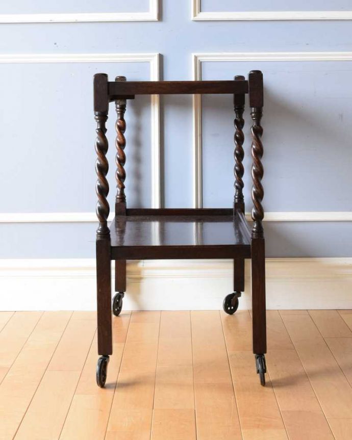 アンティークのワゴン・トローリー アンティーク家具 どこでも使えるアンティーク家具、英国らしいツイスト脚のワゴン(トロリー)。360度、どこから見てもキレイアンティークは新品ではないので、もちろん経年変化によるキズはありますが、専門の職人がキレイにお直しをしているので、どの角度から見てもキレイです。(k-2233-f)