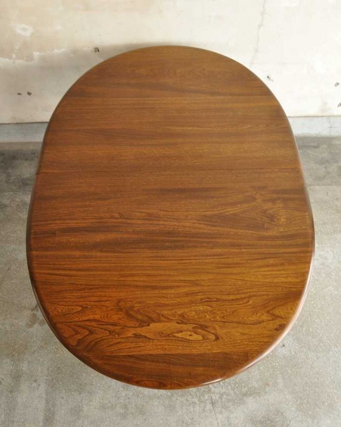 アンティークのテーブル　アンティーク家具　アンティークの英国家具、脚の彫りが豪華な伸張式のダイニングテーブル（エクステンションテーブル）。上から見るとこんな形天板を足す前はこんな形です。(k-2234-f)