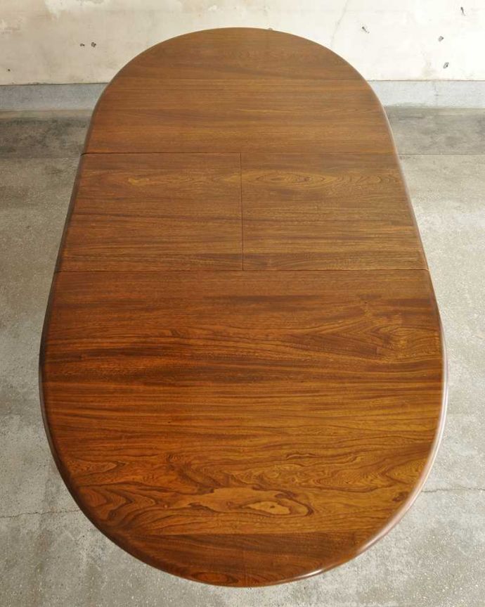 アンティークのテーブル　アンティーク家具　アンティークの英国家具、脚の彫りが豪華な伸張式のダイニングテーブル（エクステンションテーブル）。天板もピカピカにお直ししました。(k-2234-f)