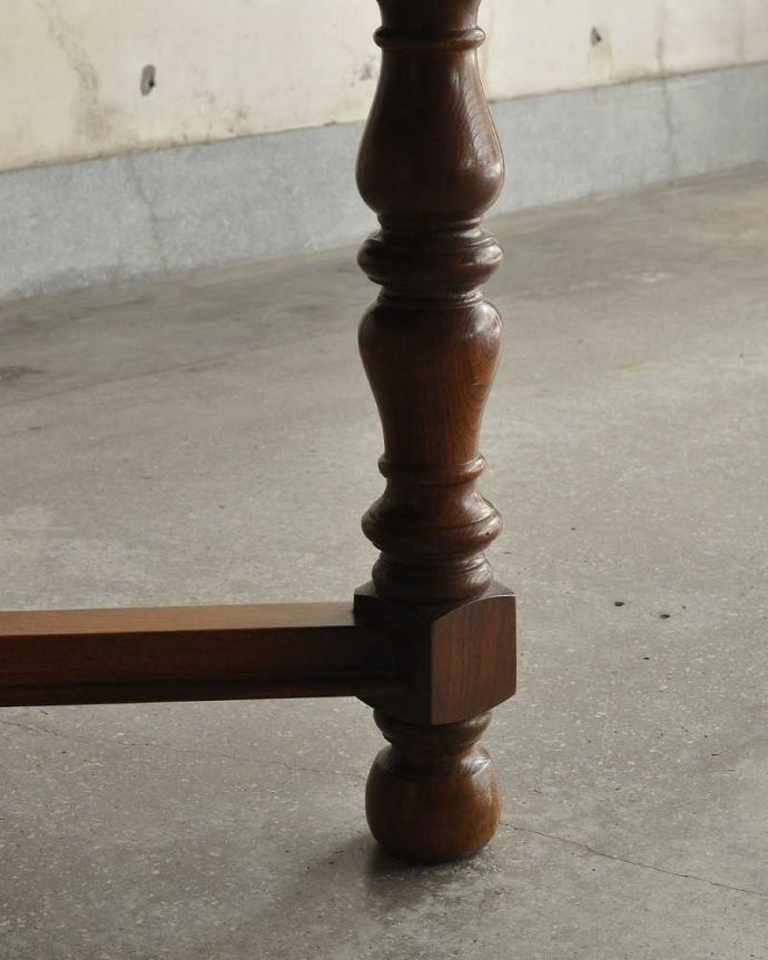 アンティークのテーブル　アンティーク家具　アンティークの英国家具、脚の彫りが豪華な伸張式のダイニングテーブル（エクステンションテーブル）。持ち上げなくても移動できます！Handleのアンティークは、脚の裏にフェルトキーパーをお付けしていますので、持ち上げなくても床を滑らせて移動させることが出来ます。(k-2234-f)