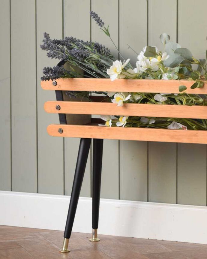 ガーデニング家具　アンティーク家具　北欧スタイルにもピッタリな木製のヴィンテージプランタースタンド（プランツスタンド）。クールな表情の中に感じられるぬくもり･･･ヴィンテージの家具は一見クールな表情。(k-2236-f)