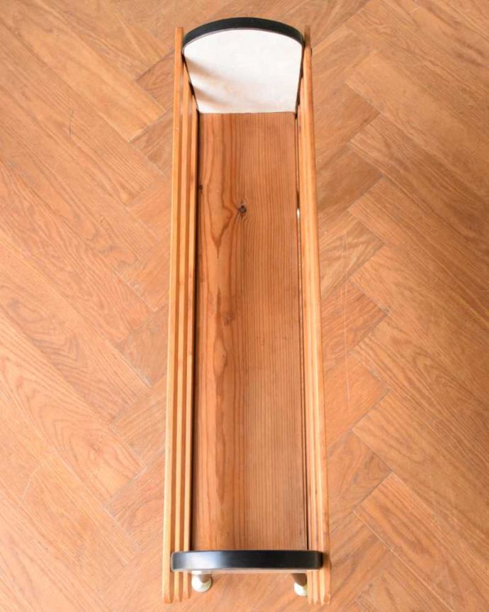 ガーデニング家具　アンティーク家具　北欧スタイルにもピッタリな木製のヴィンテージプランタースタンド（プランツスタンド）。上から見ると･･･プランターの底はこんな感じです。(k-2236-f)