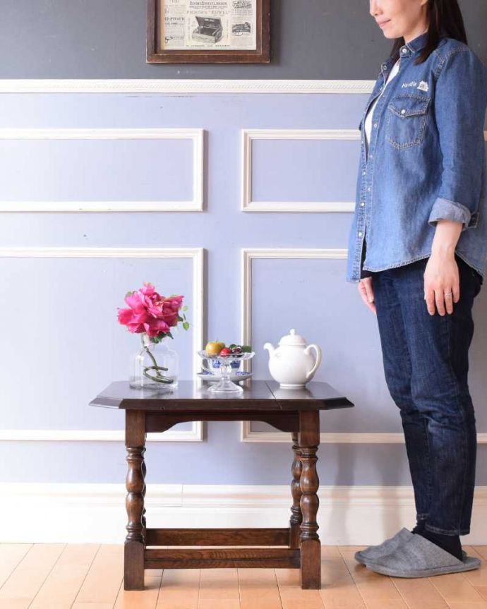 アンティークのテーブル　アンティーク家具　イギリスで見つけたアンティーク輸入家具、伸張式の小さなコーヒーテーブル（バタフライ式）。サイズが変えられる小さなテーブルお友達とお茶したり、趣味の時間を過ごしたり、…大きさを変えていろんな使い方が楽しめます。(k-2237-f)