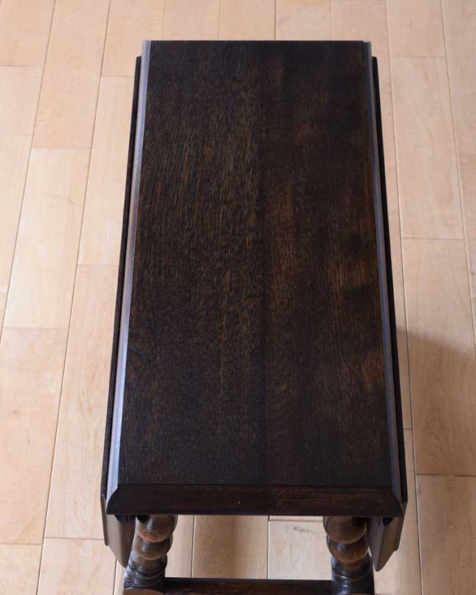 アンティークのテーブル　アンティーク家具　イギリスで見つけたアンティーク輸入家具、伸張式の小さなコーヒーテーブル（バタフライ式）。畳むとこんな感じ天板を閉じた状態のテーブルを上から見るとこんな感じ。(k-2237-f)