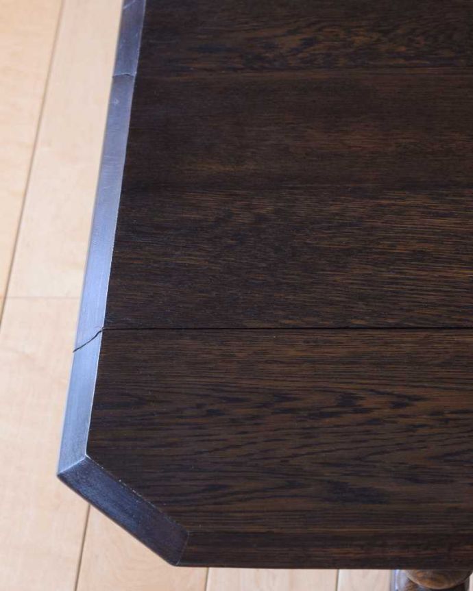 アンティークのテーブル　アンティーク家具　イギリスで見つけたアンティーク輸入家具、伸張式の小さなコーヒーテーブル（バタフライ式）。天板を近づいてみると…時間と手間暇を掛けて職人が丁寧にお直しした天板は、木目も美しく見えます。(k-2237-f)