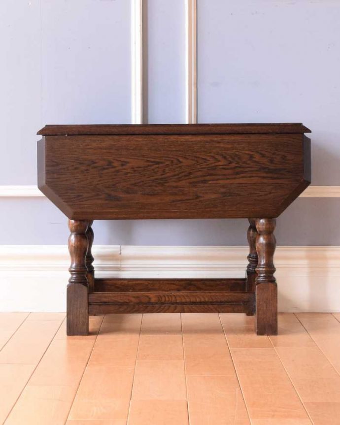 アンティークのテーブル　アンティーク家具　イギリスで見つけたアンティーク輸入家具、伸張式の小さなコーヒーテーブル（バタフライ式）。壁にピタッ！閉じてしまえば壁にピタッと付けて使える家具。(k-2237-f)