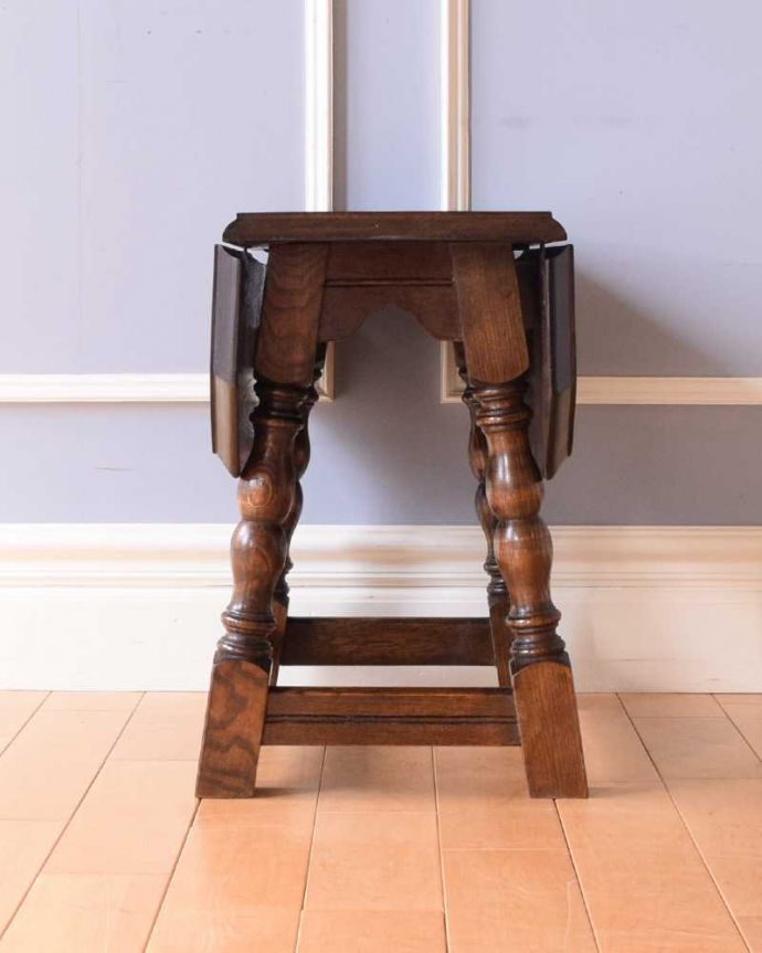 アンティークのテーブル　アンティーク家具　イギリスで見つけたアンティーク輸入家具、伸張式の小さなコーヒーテーブル（バタフライ式）。こちら側も、もちろんキレイです。(k-2237-f)