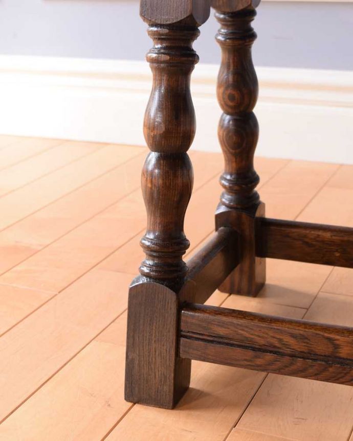 アンティークのテーブル　アンティーク家具　イギリスで見つけたアンティーク輸入家具、伸張式の小さなコーヒーテーブル（バタフライ式）。持ち上げなくても移動できます！Handleのアンティークは、脚の裏にフェルトキーパーをお付けしていますので、持ち上げなくても床を滑らせて移動させることが出来ます。(k-2237-f)