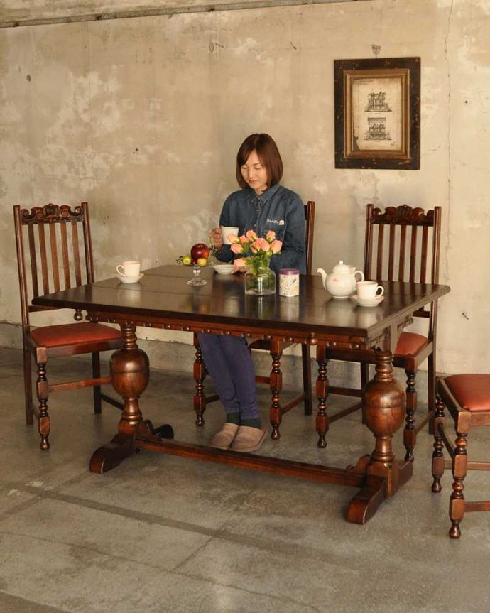 アンティークのテーブル アンティーク家具 バルボスレッグが美しい伸張式の英国ダイニングテーブル(エクステンションテーブル)。用途に合わせてサイズを変えれる便利なテーブル使う人の数や用途に合わせて天板を伸ばすことが出来る便利さが人気です。(k-2240-f)