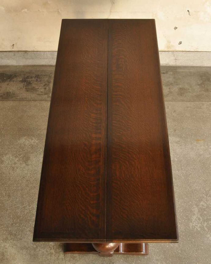 アンティークのテーブル アンティーク家具 バルボスレッグが美しい伸張式の英国ダイニングテーブル(エクステンションテーブル)。上から見るとこんな形天板を足す前はこんな形です。(k-2240-f)