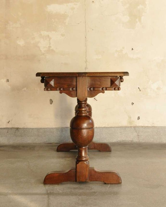 アンティークのテーブル アンティーク家具 バルボスレッグが美しい伸張式の英国ダイニングテーブル(エクステンションテーブル)。横から見た姿は…真横から見てみるとこんな感じ。(k-2240-f)