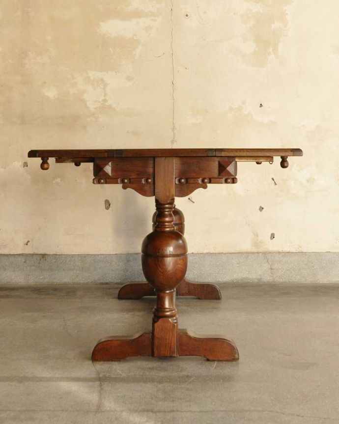 アンティークのテーブル アンティーク家具 バルボスレッグが美しい伸張式の英国ダイニングテーブル(エクステンションテーブル)。天板を大きくした状態でも使えます家族が増えた時やみんなが集まった時、大きなサイズにすれば便利に使えます。(k-2240-f)