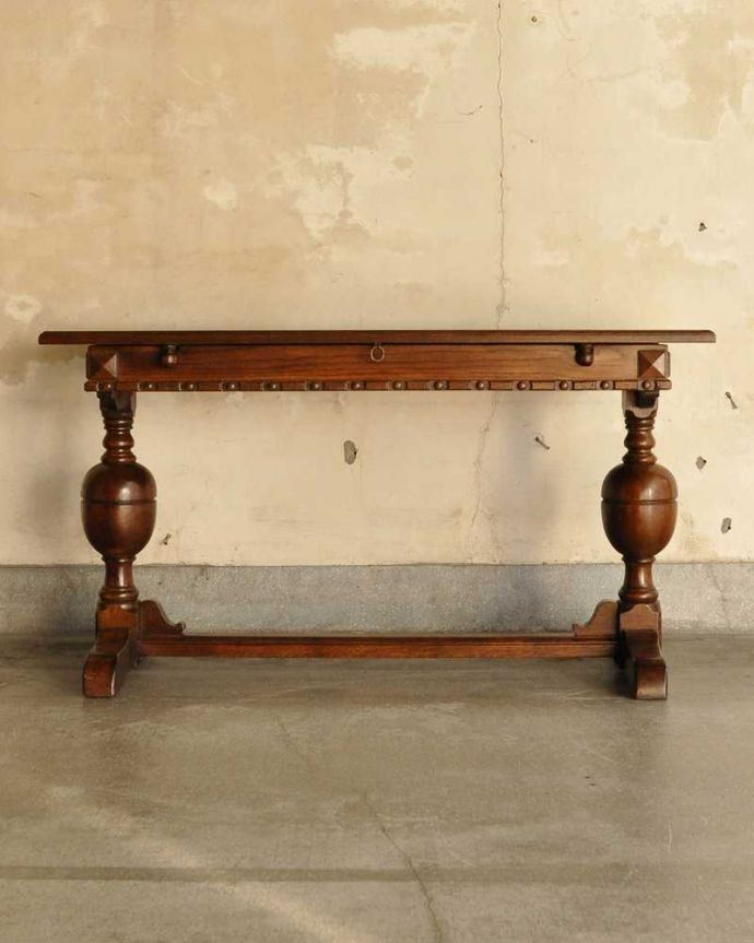 アンティークのテーブル アンティーク家具 バルボスレッグが美しい伸張式の英国ダイニングテーブル(エクステンションテーブル)。こちら側から見てみると・・・アンティークは新品ではないので経年変化によるキズはありますが、専門の職人がしっかり修復しました。(k-2240-f)
