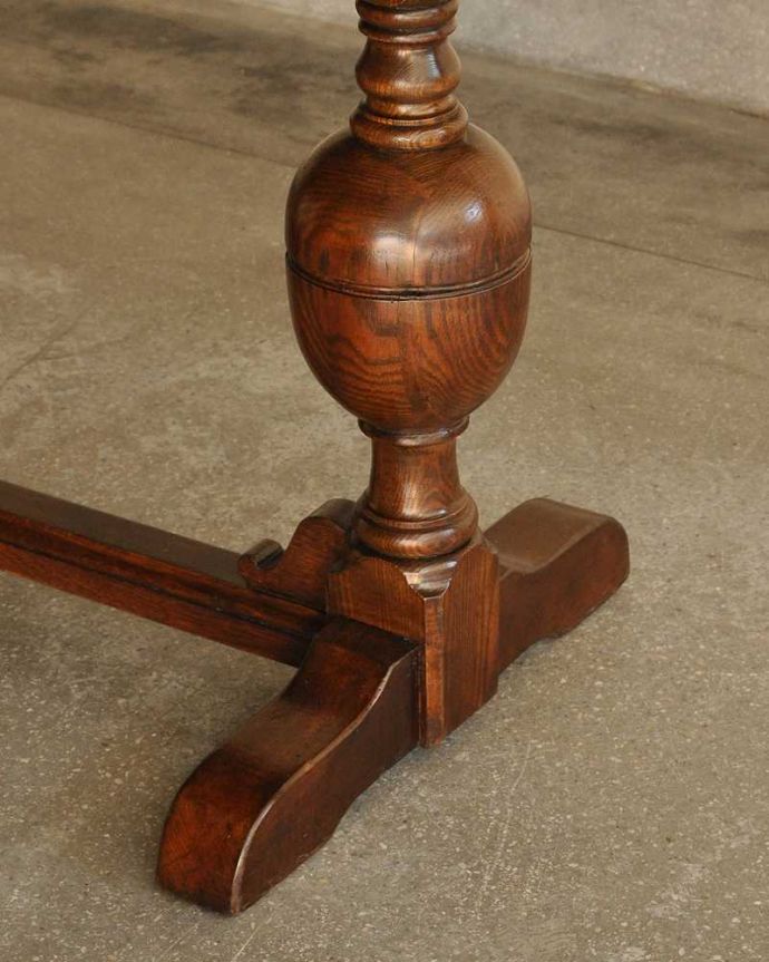 アンティークのテーブル アンティーク家具 バルボスレッグが美しい伸張式の英国ダイニングテーブル(エクステンションテーブル)。持ち上げなくても移動できます!Handleのアンティークは、脚の裏にフェルトキーパーをお付けしていますので、持ち上げなくても床を滑らせて移動させることが出来ます。(k-2240-f)