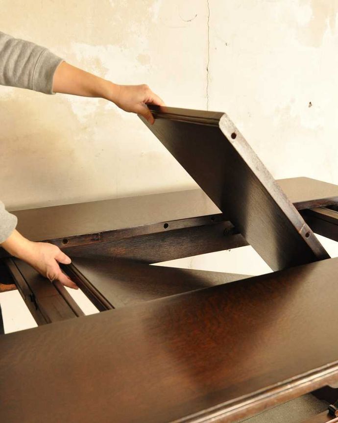 アンティークのテーブル アンティーク家具 バルボスレッグが美しい伸張式の英国ダイニングテーブル(エクステンションテーブル)。中にたたまれている天板を引き出すだけとっても簡単なので女性の力でも大丈夫です!。(k-2240-f)