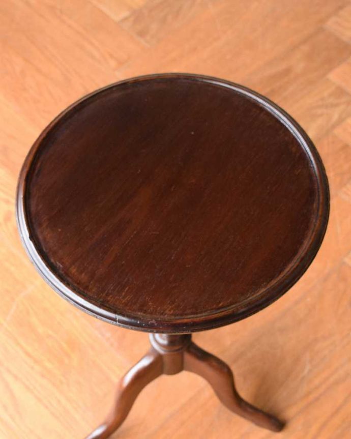アンティークのテーブル　アンティーク家具　英国アンティーク家具、コンパクトなオケージョナルテーブル（ティーテーブル）。天板を上から見ると･･･天板はこんな感じで、ちょっとしたものを乗せて使うのに便利なサイズです。(k-2241-f)