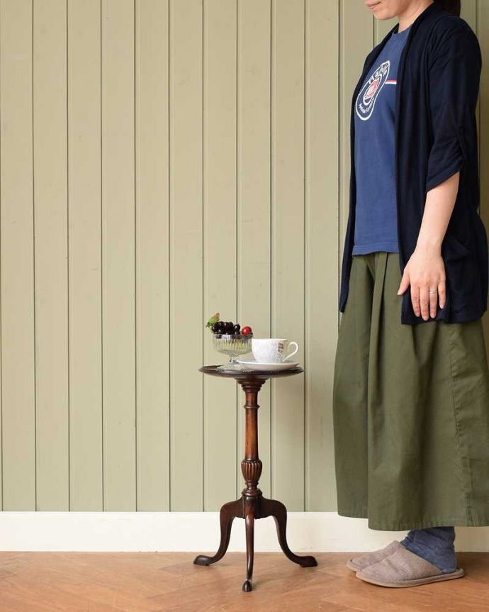 アンティークのテーブル　アンティーク家具　木製の丸いイギリスアンティーク家具、ティーテーブル（オケージョナルテーブル）。移動もラクラク！どこでも使える小さなテーブル持ち運び便利なワインテーブル。(k-2242-f)