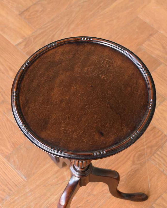 アンティークのテーブル　アンティーク家具　木製の丸いイギリスアンティーク家具、ティーテーブル（オケージョナルテーブル）。天板を上から見ると･･･天板はこんな感じで、ちょっとしたものを乗せて使うのに便利なサイズです。(k-2242-f)