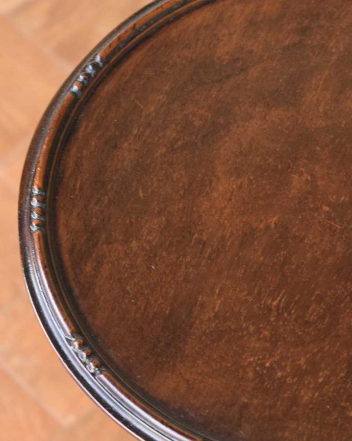 アンティークのテーブル　アンティーク家具　木製の丸いイギリスアンティーク家具、ティーテーブル（オケージョナルテーブル）。近づいて見てみると･･･天板の周りもアンティークらしく美しいデザイン。(k-2242-f)