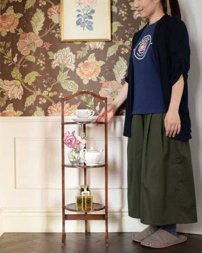 プランツスタンド・ケーキスタンド アンティーク家具 イギリスので見つけたアフタヌーンティーアイテム、アンティークケーキスタンド。英国アフタヌーンティーのために作られた家具19世紀末に屋外でのアフタヌーンティーを楽しむために作られた木製のケーキスタンド。(k-2243-f)