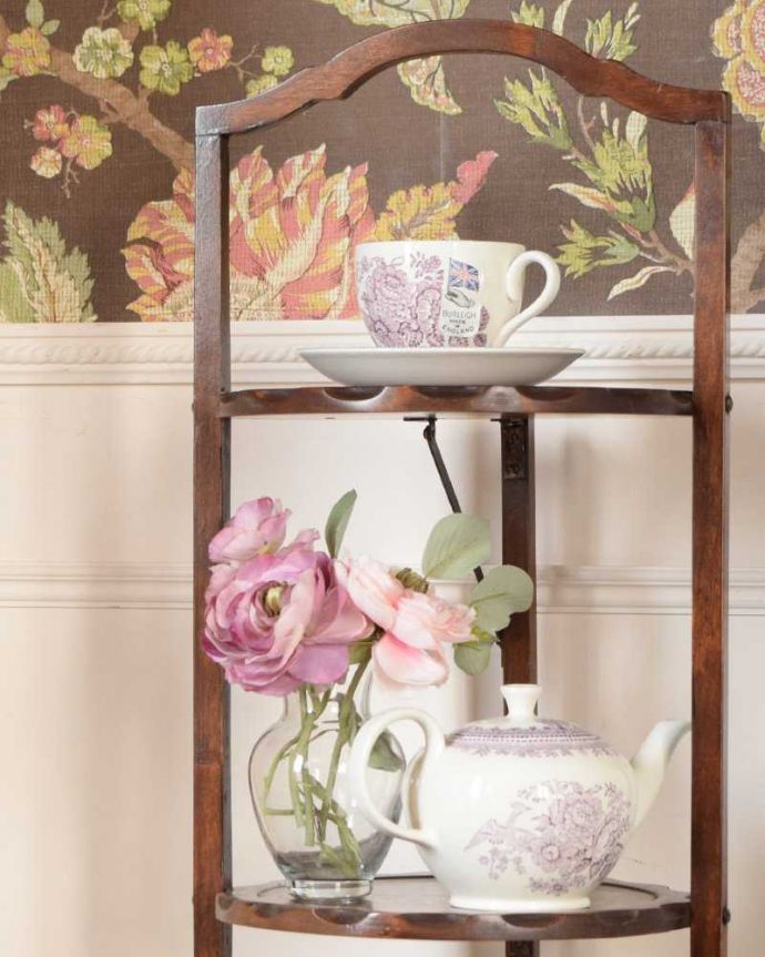 プランツスタンド・ケーキスタンド アンティーク家具 イギリスので見つけたアフタヌーンティーアイテム、アンティークケーキスタンド。自分流の使い方で自由に楽しめますもともとお皿を乗せて運んで使っていた小さなアンティーク家具。(k-2243-f)