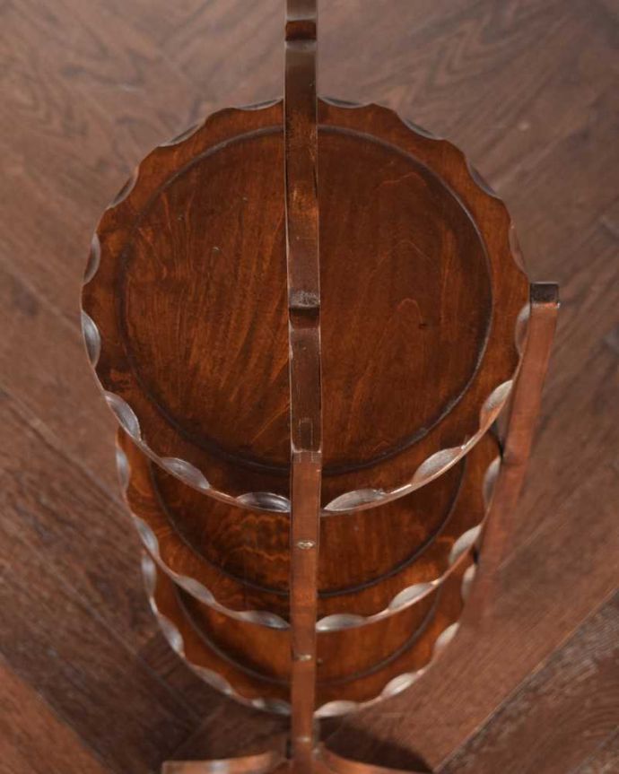 プランツスタンド・ケーキスタンド アンティーク家具 イギリスので見つけたアフタヌーンティーアイテム、アンティークケーキスタンド。上から見るとこんな感じ小さくても、もちろん専門の職人がしっかり修復したのでピッカピカです。(k-2243-f)