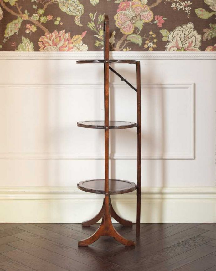 プランツスタンド・ケーキスタンド アンティーク家具 イギリスので見つけたアフタヌーンティーアイテム、アンティークケーキスタンド。横から見るとこんな形アンティークは新品ではないので、経年変化によるキズはありますが、専門の職人がしっかり修復したのでキレイです。(k-2243-f)