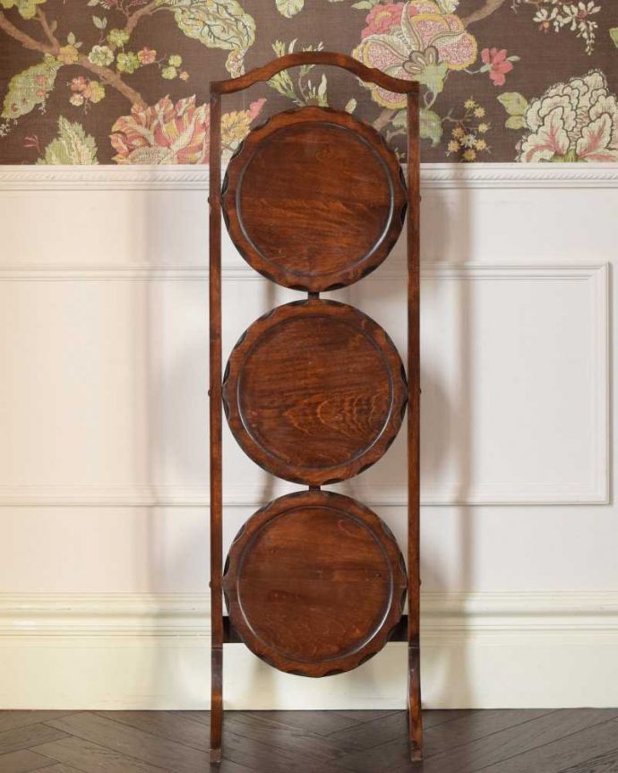 プランツスタンド・ケーキスタンド アンティーク家具 イギリスので見つけたアフタヌーンティーアイテム、アンティークケーキスタンド。畳むとこんなにコンパクト正面から見るとスクリーンのように見える姿もなんだか上品です。(k-2243-f)