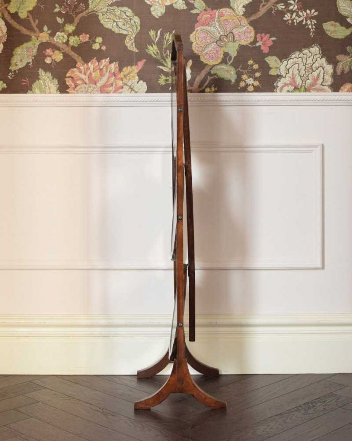 プランツスタンド・ケーキスタンド アンティーク家具 イギリスので見つけたアフタヌーンティーアイテム、アンティークケーキスタンド。こんなにコンパクト畳むとこんなにコンパクトなサイズになるので、狭い場所にも片付けられます。(k-2243-f)