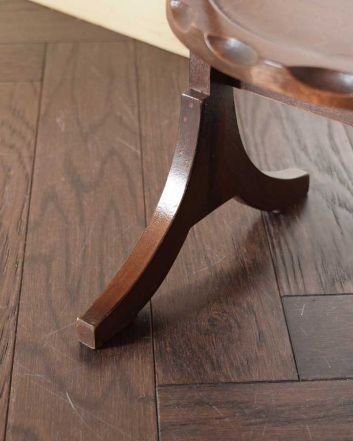 プランツスタンド・ケーキスタンド アンティーク家具 イギリスので見つけたアフタヌーンティーアイテム、アンティークケーキスタンド。Handleの家具の脚の裏には・・・フェルトキーパーを貼ってお送りしていますので引きずっても床にキズが付きません。(k-2243-f)