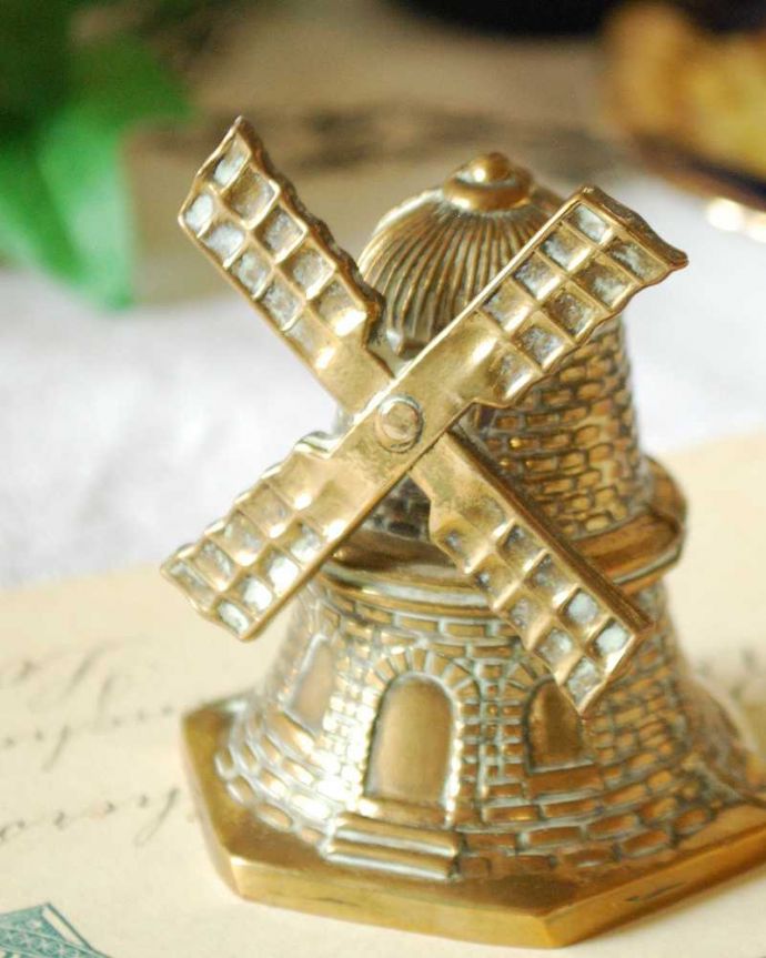 アンティーク 真鍮の雑貨 アンティーク雑貨 英国らしいアンティーク雑貨、真鍮ディナーベル(風車)。デスクや玄関、本棚やシェルフ…キャビネットの中などに飾ってもオシャレです。(k-2244-z)