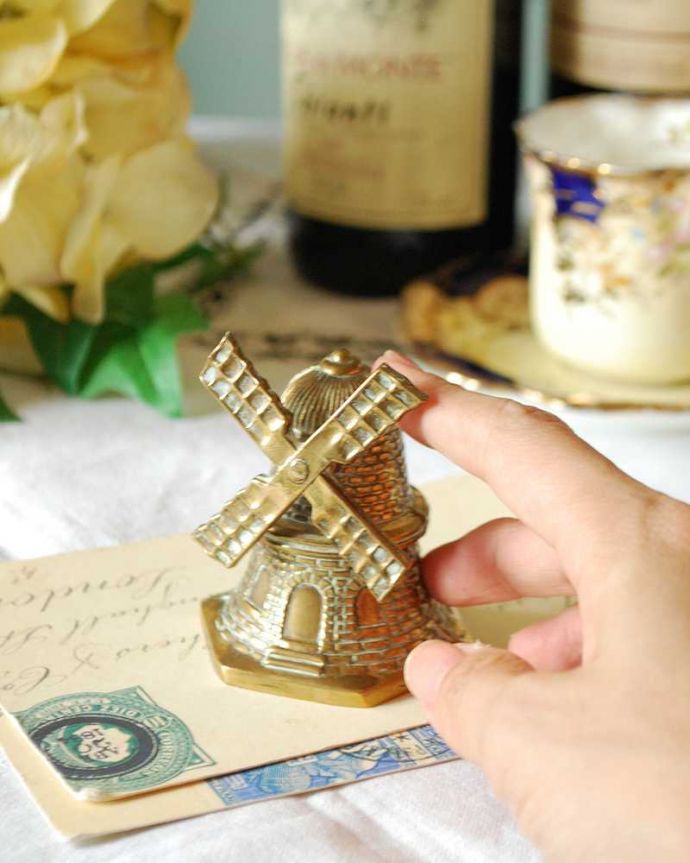 アンティーク 真鍮の雑貨 アンティーク雑貨 英国らしいアンティーク雑貨、真鍮ディナーベル(風車)。どんな音色が鳴るかは届いてからのお楽しみです。(k-2244-z)