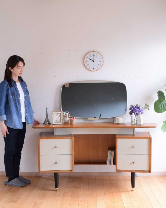 G-PLAN(Gプラン) アンティーク家具 G-PLANのヴィンテージ家具、サニーオーク&チャイニーズホワイトドレッサー。クールに決まる北欧スタイルのドレッサースッキリとシンプルな北欧スタイルのドレッシングチェストは、どんなお部屋にもカッコよく似合います。(k-2245-f)