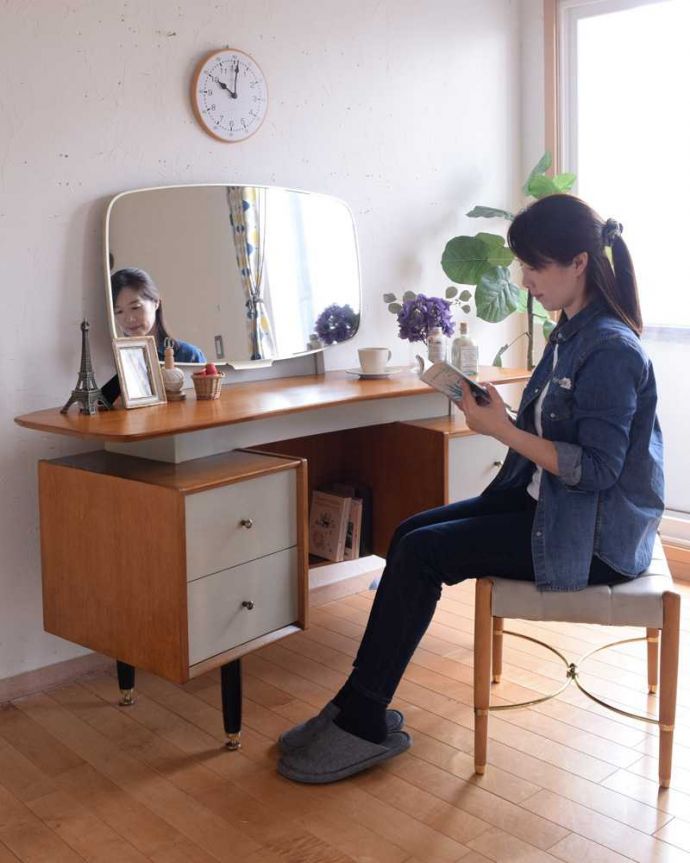 G-PLAN(Gプラン) アンティーク家具 G-PLANのヴィンテージ家具、サニーオーク&チャイニーズホワイトドレッサー。2WAYで使える便利なドレッサー大きくて広々としている天板は、ドレッサーとして使うだけじゃなくてデスクとしても大活躍。(k-2245-f)