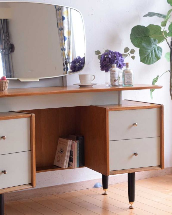 G-PLAN(Gプラン) アンティーク家具 G-PLANのヴィンテージ家具、サニーオーク&チャイニーズホワイトドレッサー。ヴィンテージ家具らしいカッコよさやっぱり一番の魅力は、この時代に作られた独特の雰囲気。(k-2245-f)