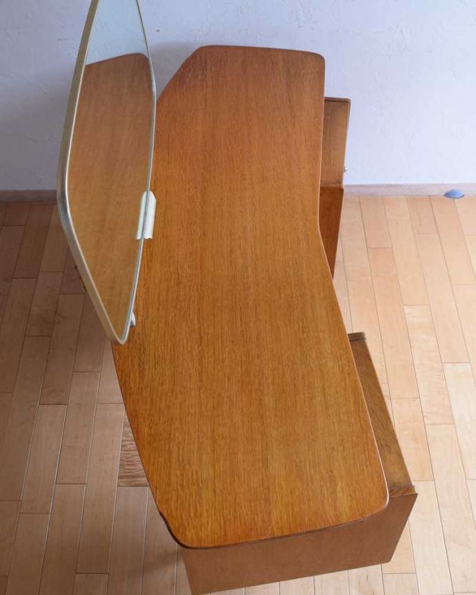 G-PLAN(Gプラン) アンティーク家具 G-PLANのヴィンテージ家具、サニーオーク&チャイニーズホワイトドレッサー。デスクとしても使える広々天板広々とした天板の上はデスクとしても使えるように塗装もキレイに修復しました。(k-2245-f)