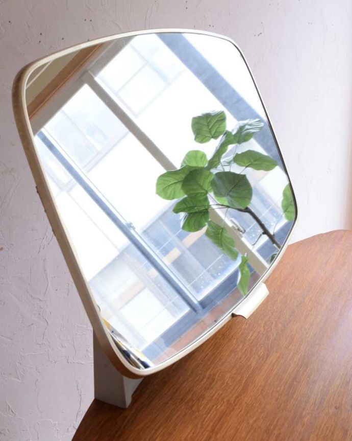 G-PLAN(Gプラン) アンティーク家具 G-PLANのヴィンテージ家具、サニーオーク&チャイニーズホワイトドレッサー。お部屋を広く見せてくれる大きなミラー大きなミラーは身だしなみを整えるのはもちろん、お部屋を広く見せてくれる効果もあります。(k-2245-f)