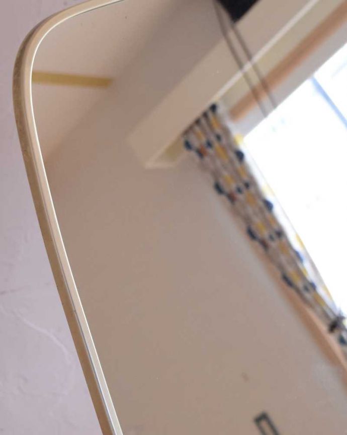 G-PLAN(Gプラン) アンティーク家具 G-PLANのヴィンテージ家具、サニーオーク&チャイニーズホワイトドレッサー。近くで見ると・・・鏡がキレイな状態のものを選んできました。(k-2245-f)