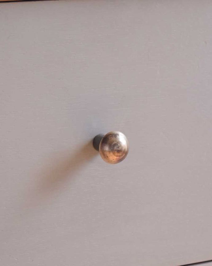 G-PLAN(Gプラン) アンティーク家具 G-PLANのヴィンテージ家具、サニーオーク&チャイニーズホワイトドレッサー。取っ手もデザインの一部デザインの一部になっているカッコいい取っ手。(k-2245-f)