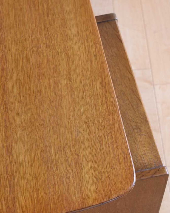 G-PLAN(Gプラン) アンティーク家具 G-PLANのヴィンテージ家具、サニーオーク&チャイニーズホワイトドレッサー。天板の塗装もキレイに仕上げましたヴィンテージの家具は新品ではないのでキズや汚れはありますが、デスクとしても使えるように天板もしっかりキレイに修復しました。(k-2245-f)