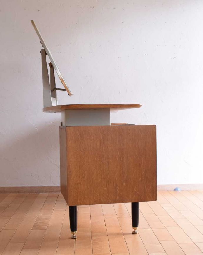 G-PLAN(Gプラン) アンティーク家具 G-PLANのヴィンテージ家具、サニーオーク&チャイニーズホワイトドレッサー。横から見てもカッコいい北欧スタイルの家具は横から見てもクール。(k-2245-f)