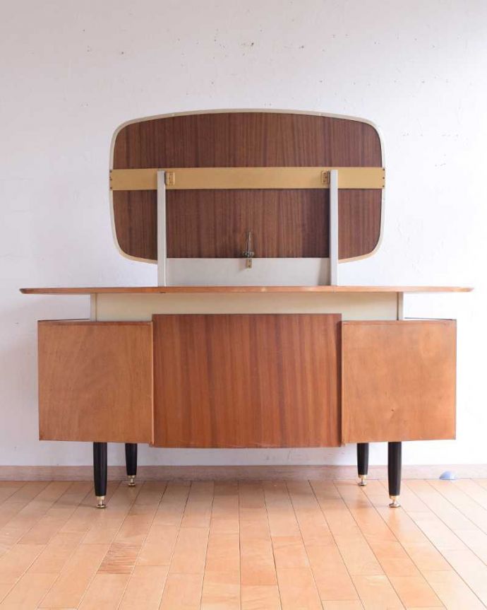 G-PLAN(Gプラン) アンティーク家具 G-PLANのヴィンテージ家具、サニーオーク&チャイニーズホワイトドレッサー。後ろ姿もキレイです。(k-2245-f)