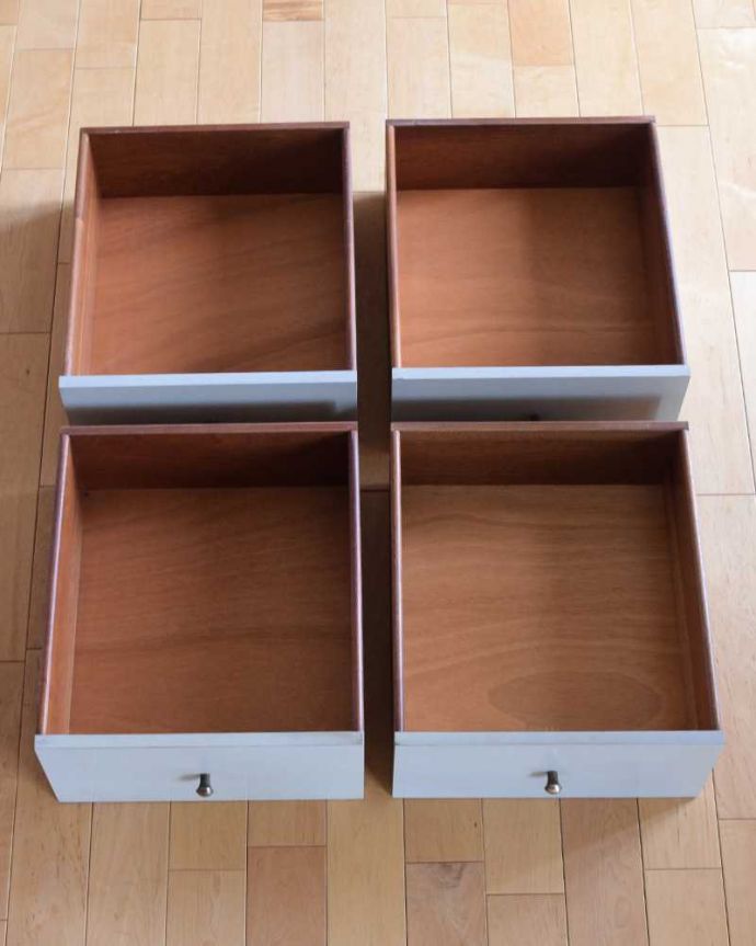 G-PLAN(Gプラン) アンティーク家具 G-PLANのヴィンテージ家具、サニーオーク&チャイニーズホワイトドレッサー。引き出しの中もキレイに修復しました細々としたものを安心して収納していただけるよう引き出しの中もキレイにお直ししてあります。(k-2245-f)