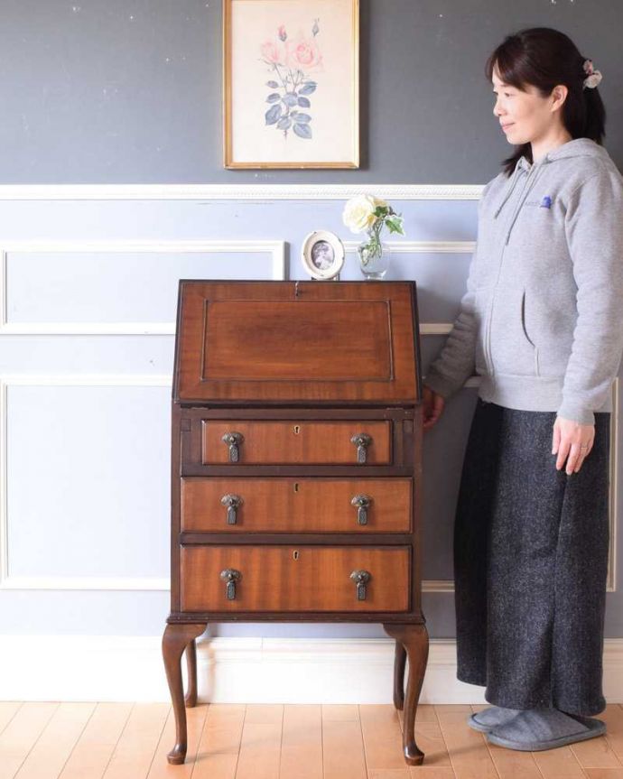 ビューロー　アンティーク家具　英国輸入のオシャレなアンティーク家具のライティングビューロー。1台でチェストとデスク両方使える便利な家具扉を倒すとあっという間にデスクになっちゃうビューロー。(k-2246-f)