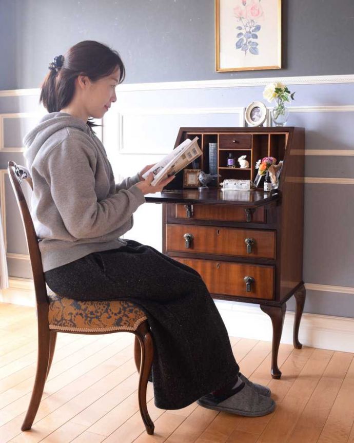 ビューロー　アンティーク家具　英国輸入のオシャレなアンティーク家具のライティングビューロー。あっという間に自分だけのデスクビューロー部分の扉を前に開くとデスクになっちゃう便利さ。(k-2246-f)