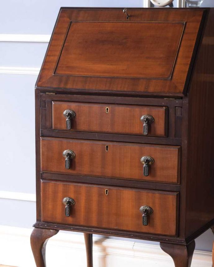 ビューロー　アンティーク家具　英国輸入のオシャレなアンティーク家具のライティングビューロー。アンティークだから手に入る木目の美しさ高級な木材の木目が美しい部分だけを使って造られたビューローは木目自体が装飾。(k-2246-f)