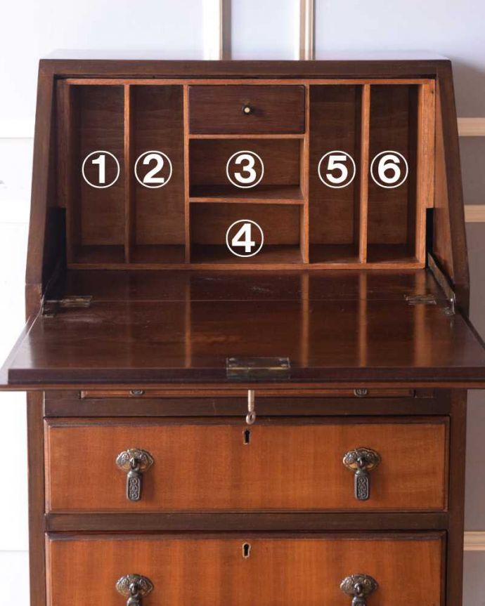 ビューロー　アンティーク家具　英国輸入のオシャレなアンティーク家具のライティングビューロー。お片付け上手になっちゃう仕掛け扉を倒すと細々としたものが整理整頓しやすいように細かく仕切られています。(k-2246-f)
